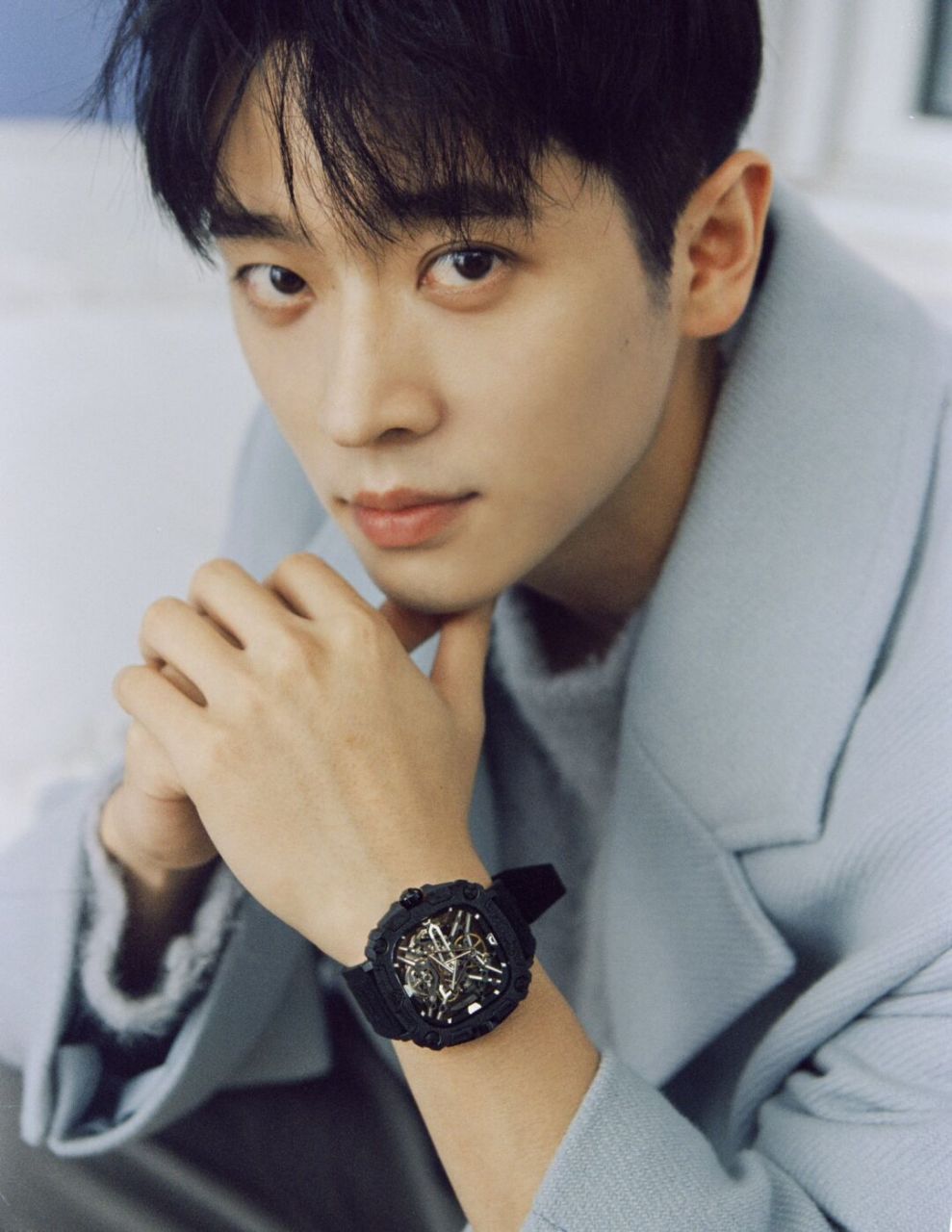 这眼神这低头似笑非笑的嘴角,角公子太迷人了～穿搭也是相当贵气 谁曾