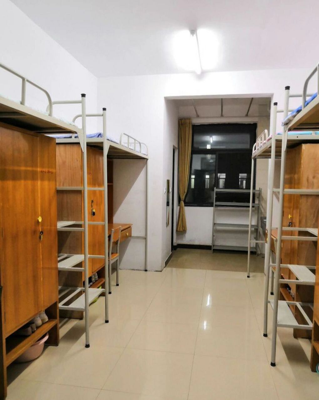 宿舍是四人间,独立卫生间,有空调有暖气!