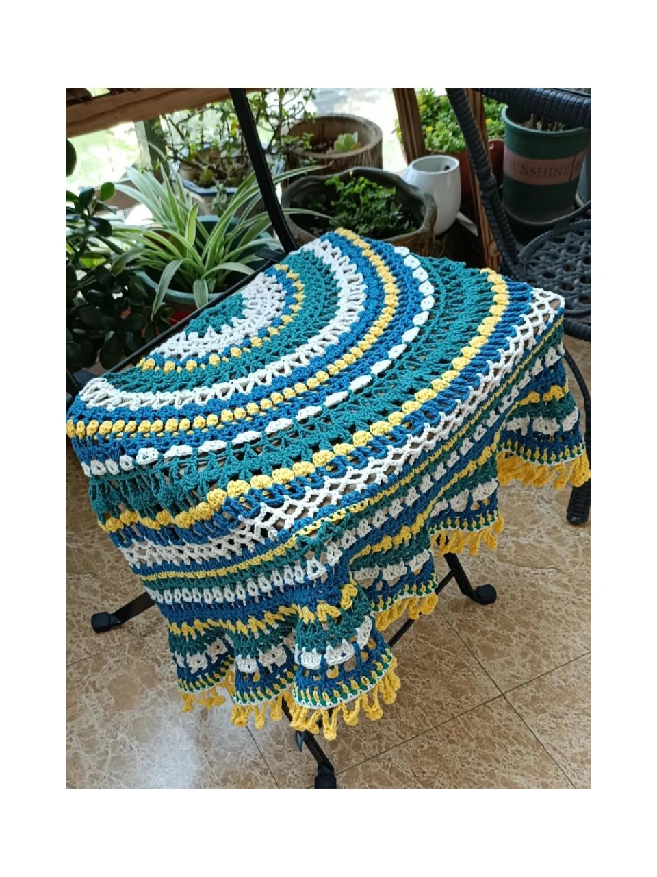 半圆钩织披肩(附图解) 个人觉得此款休闲大方 可随意搭配  钩织起来很