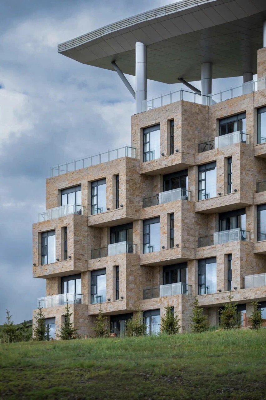 由维思平主持设计的青海湖观湖国际大酒店位于青海湖门户二郎剑景区