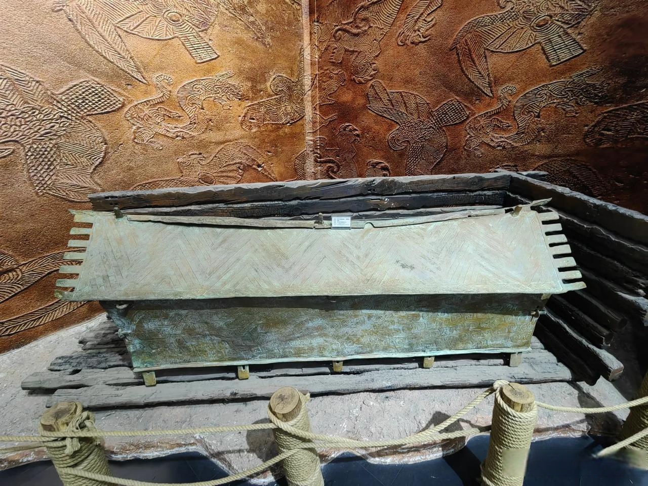 战国时期,能用这种大铜棺材陪葬,那绝对不是一般般的人 出土于祥云县