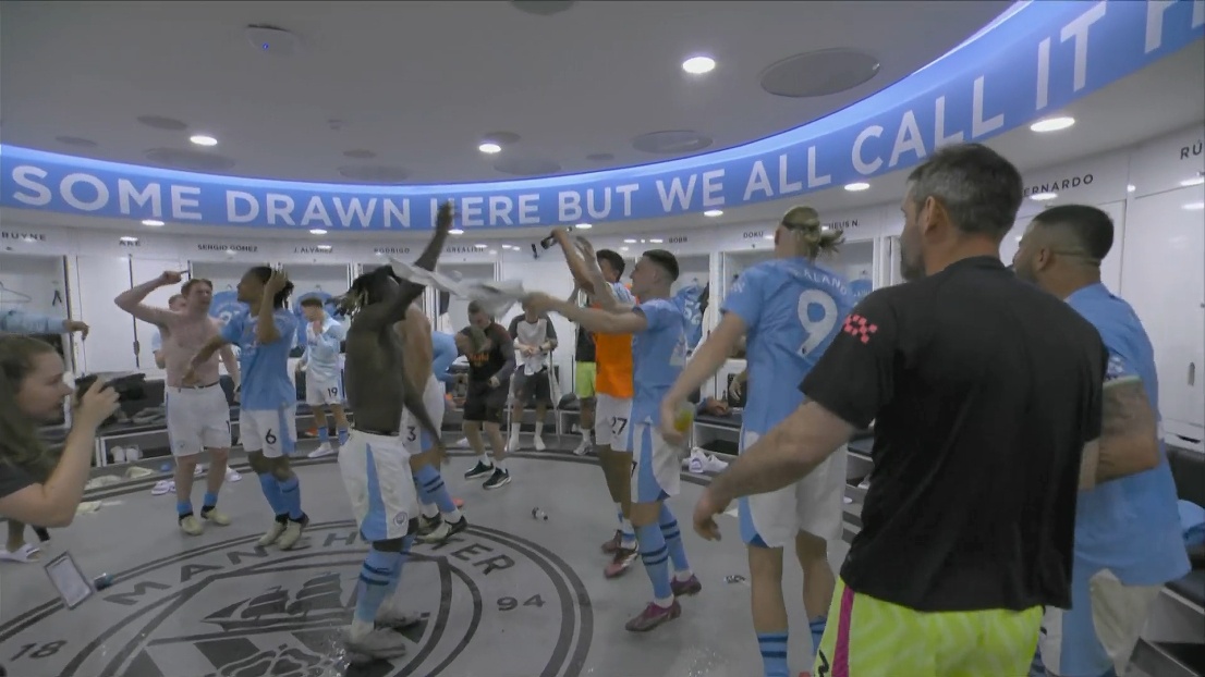 曼城更衣室嗨到爆#