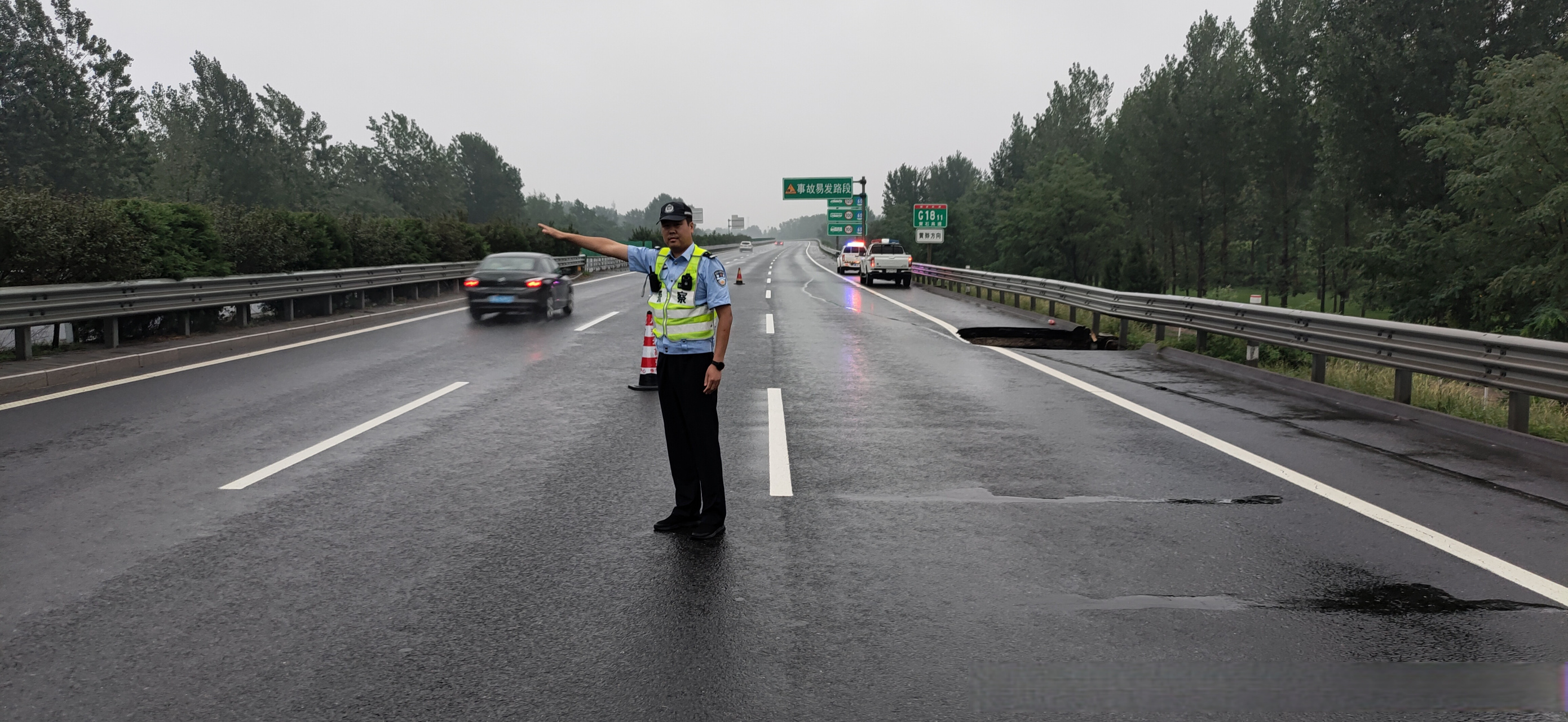 石家庄高速路况# 石黄高速沧州方向277km处,应急车道上有一处路基