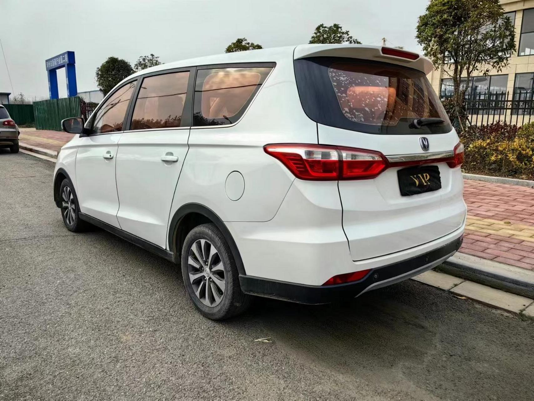 新到私家一手车18年上牌长安凌轩,1.