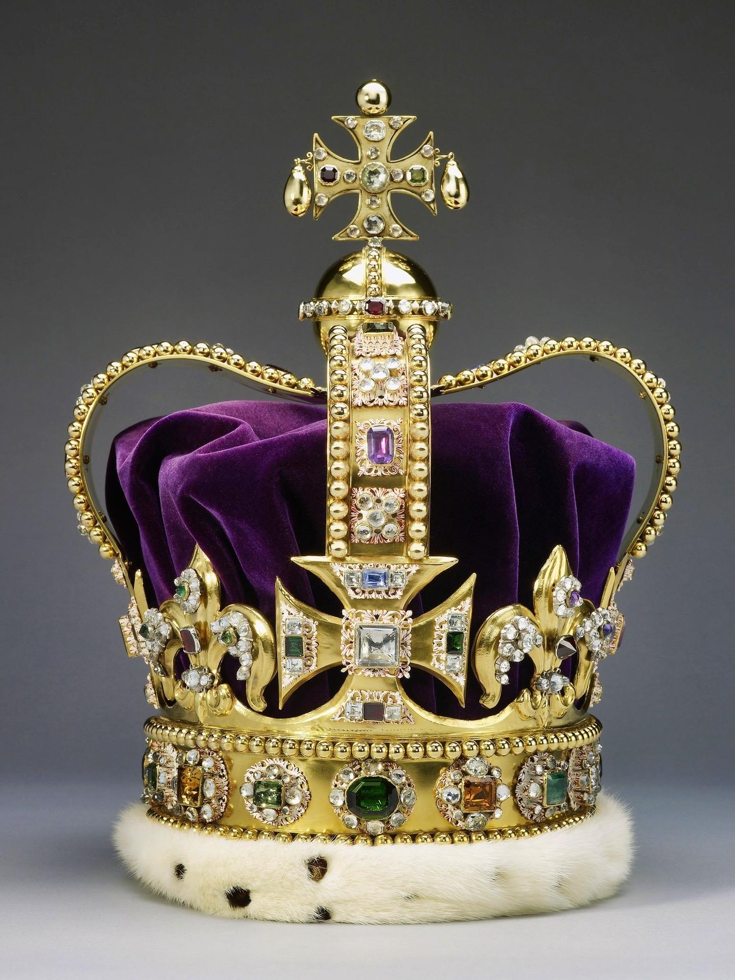 迄今为止,圣爱德华王冠无疑是英国最珍贵的宝物