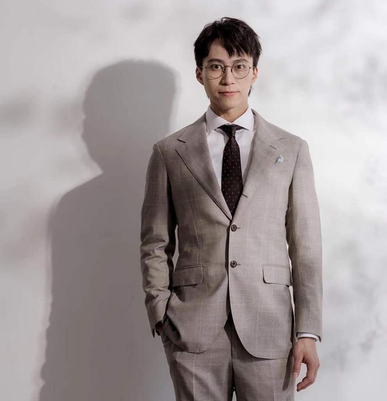 被网友称为是星梦一哥的吴业坤近年可以说是事业和爱情双丰收,特别是