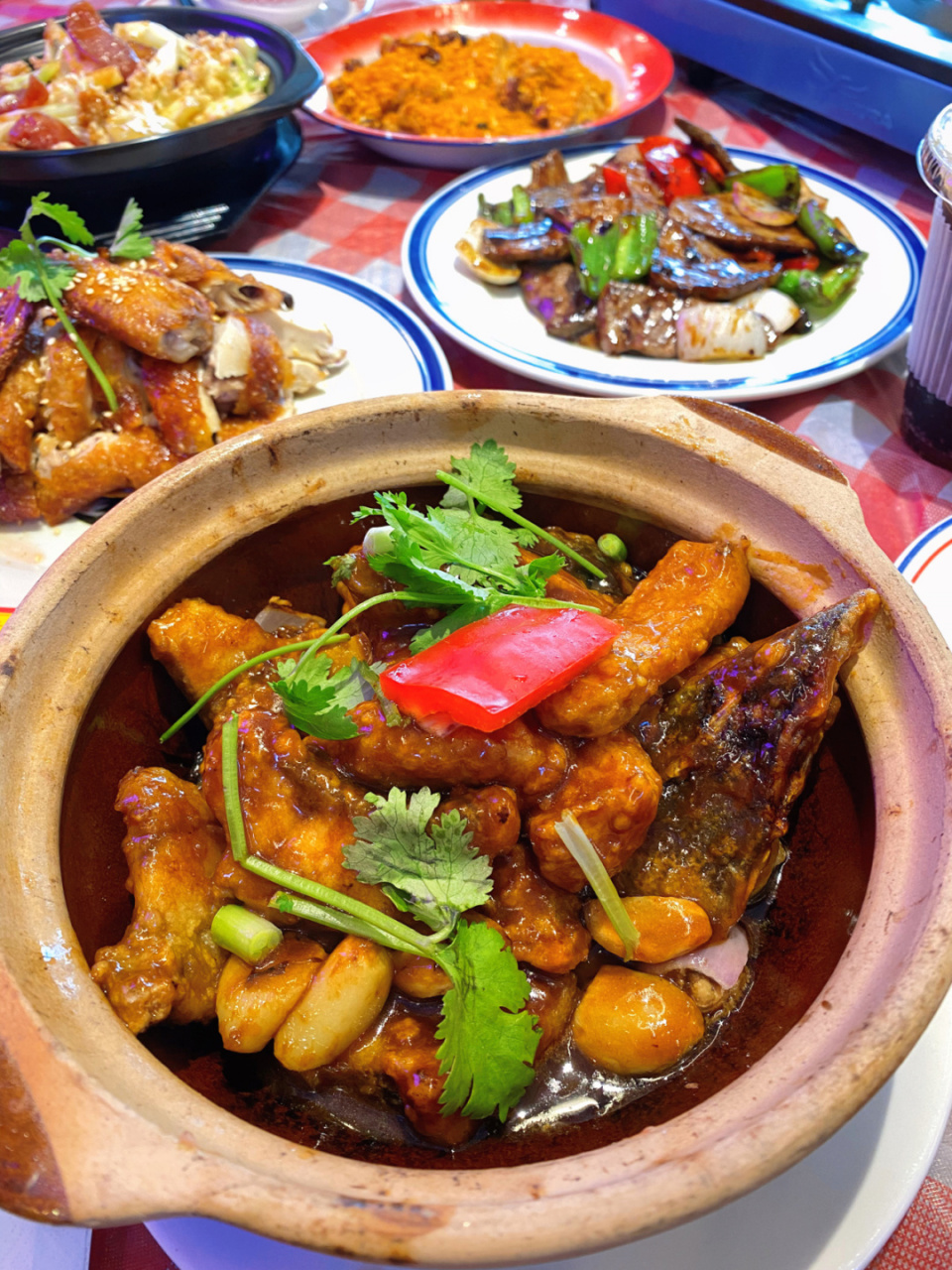 苏州平价特色港式大排档 浓浓怀旧港风9015 炫彩霓虹灯 墨绿色