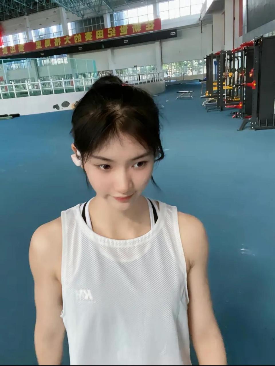 再分享几张夏思凝的生活照,太清纯可爱了,国民校花的感觉.