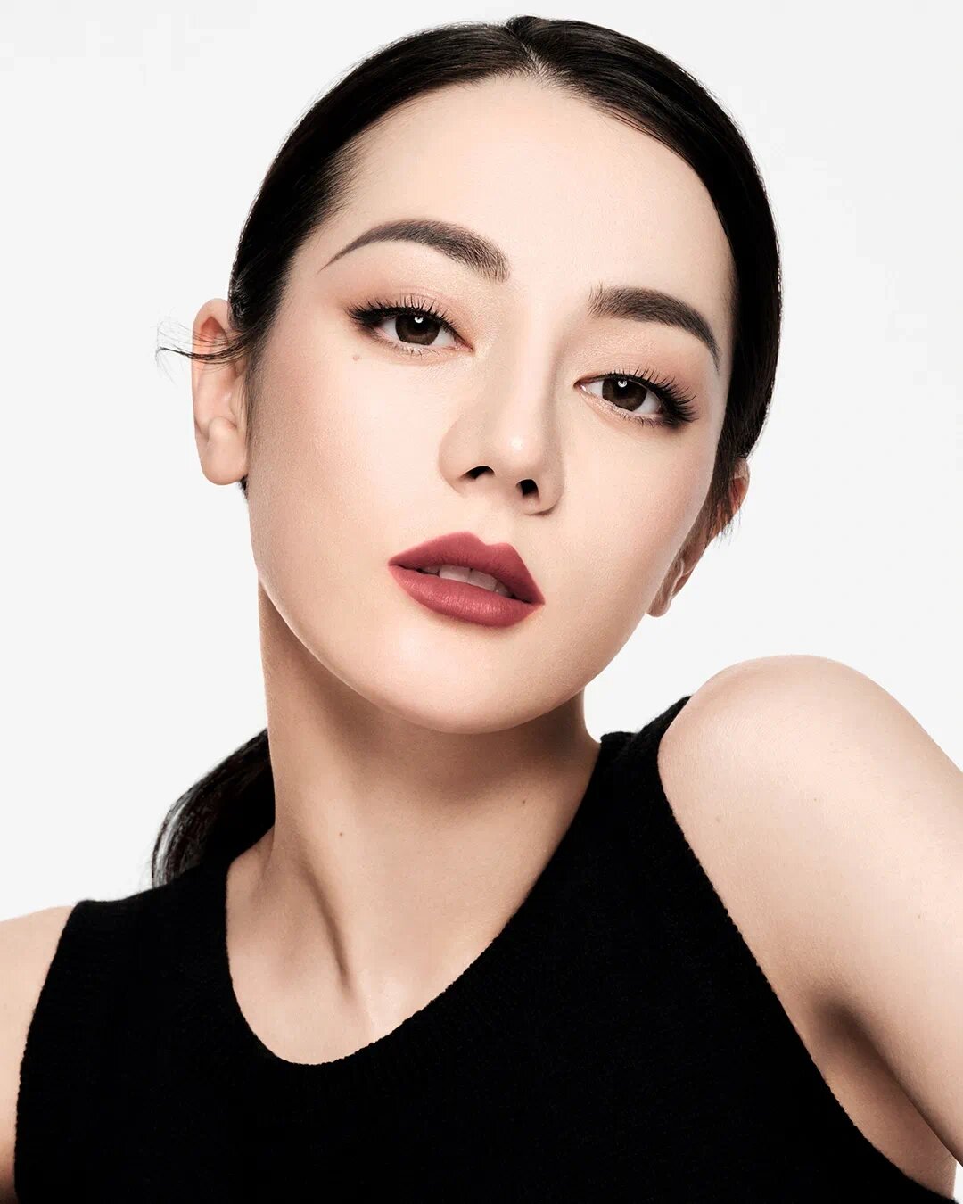 由迪奥中国品牌大使,彩妆代言人迪丽热巴演绎 以纷呈裸色调诠释多面