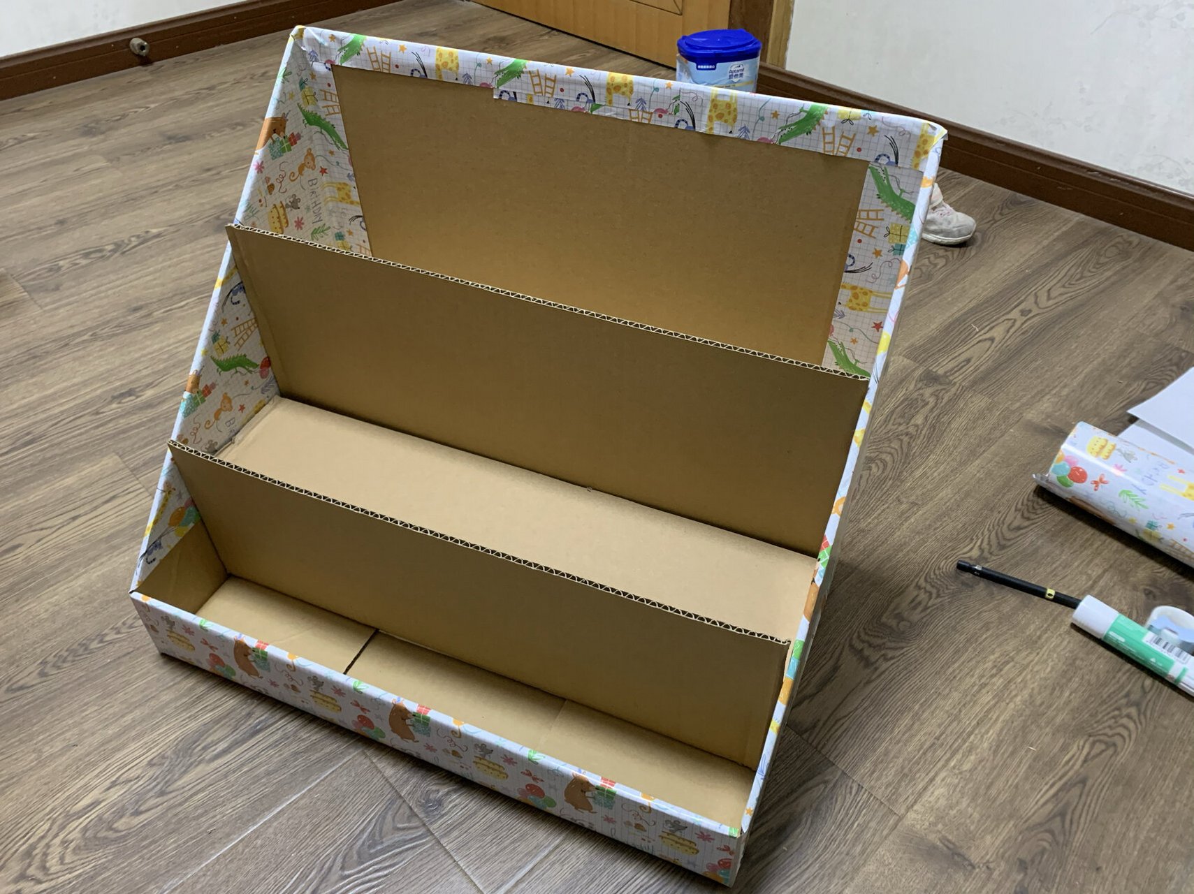 自制书架 这是给我家宝做的第二个书架,做了三层的,还是很能放的,做