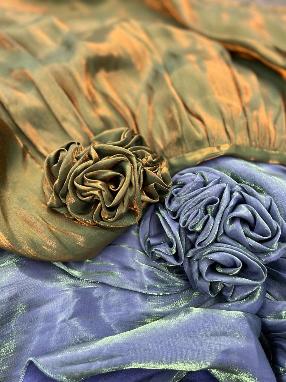 作为复古礼服爱好者,这个版型真的蛮熟悉,经典的日产镭射裙,真的