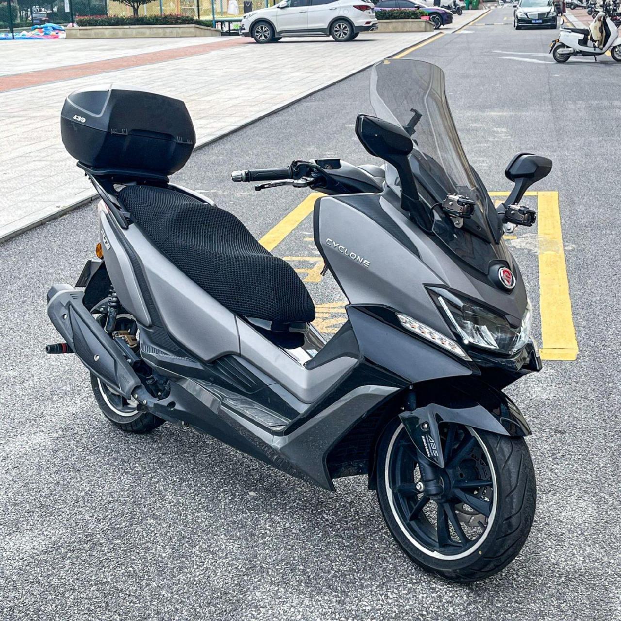 赛科龙rt3,1万公里,加装夏德尾箱,未来之眼射灯,保险一整年,明盘1.