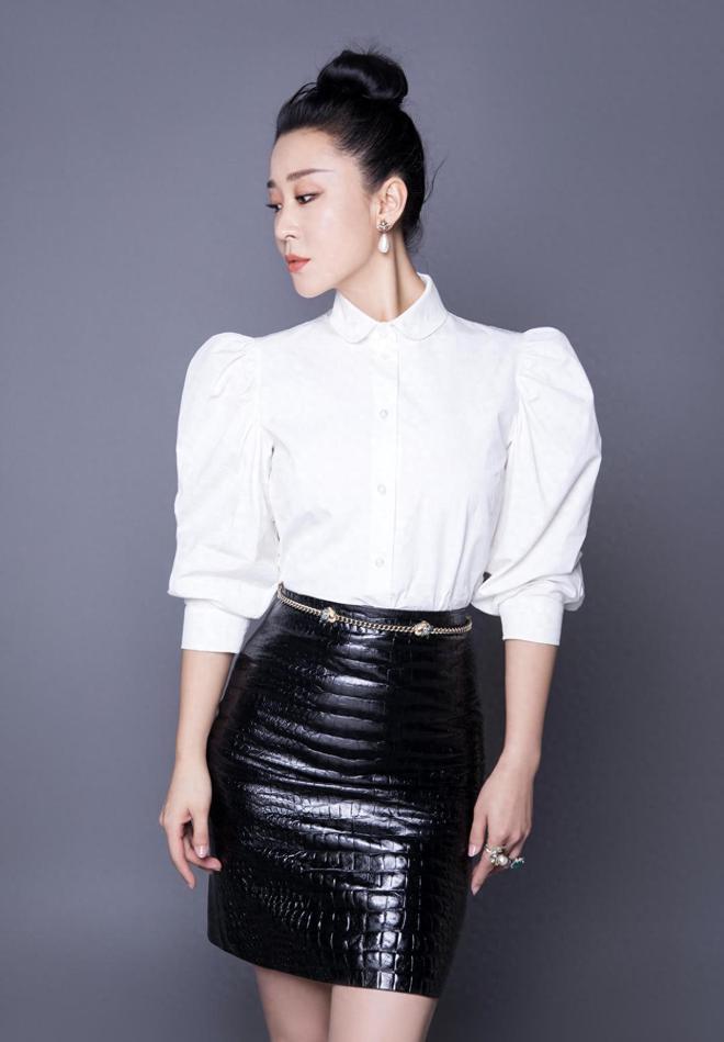 苗圃换新发型后真惊艳! 穿白衬衫配包臀裙,曲线优美真迷人!