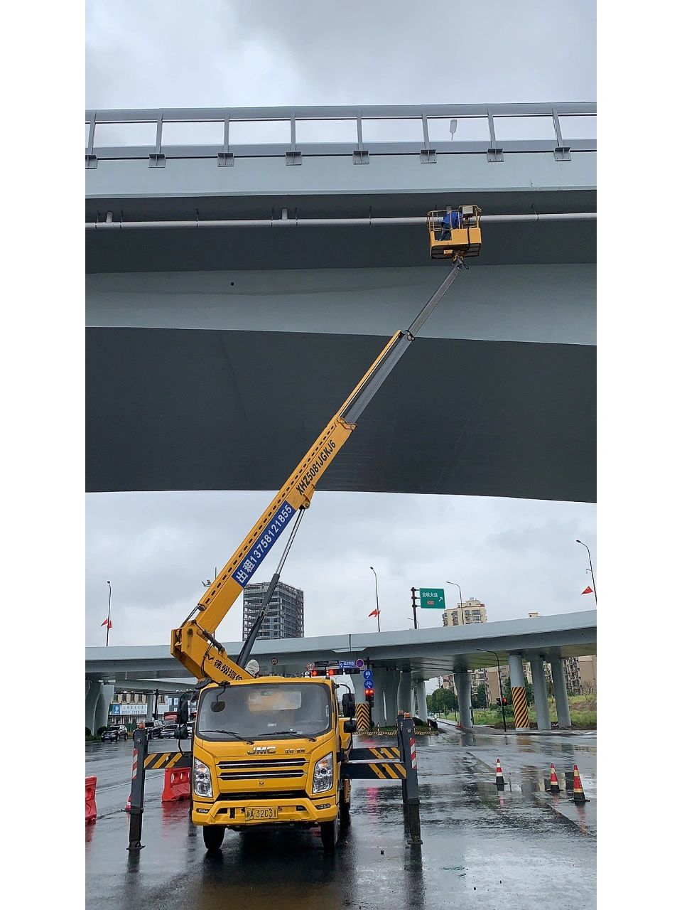 富阳区大盘山路登高车施工现场 富阳区大盘山路登高车施工现场