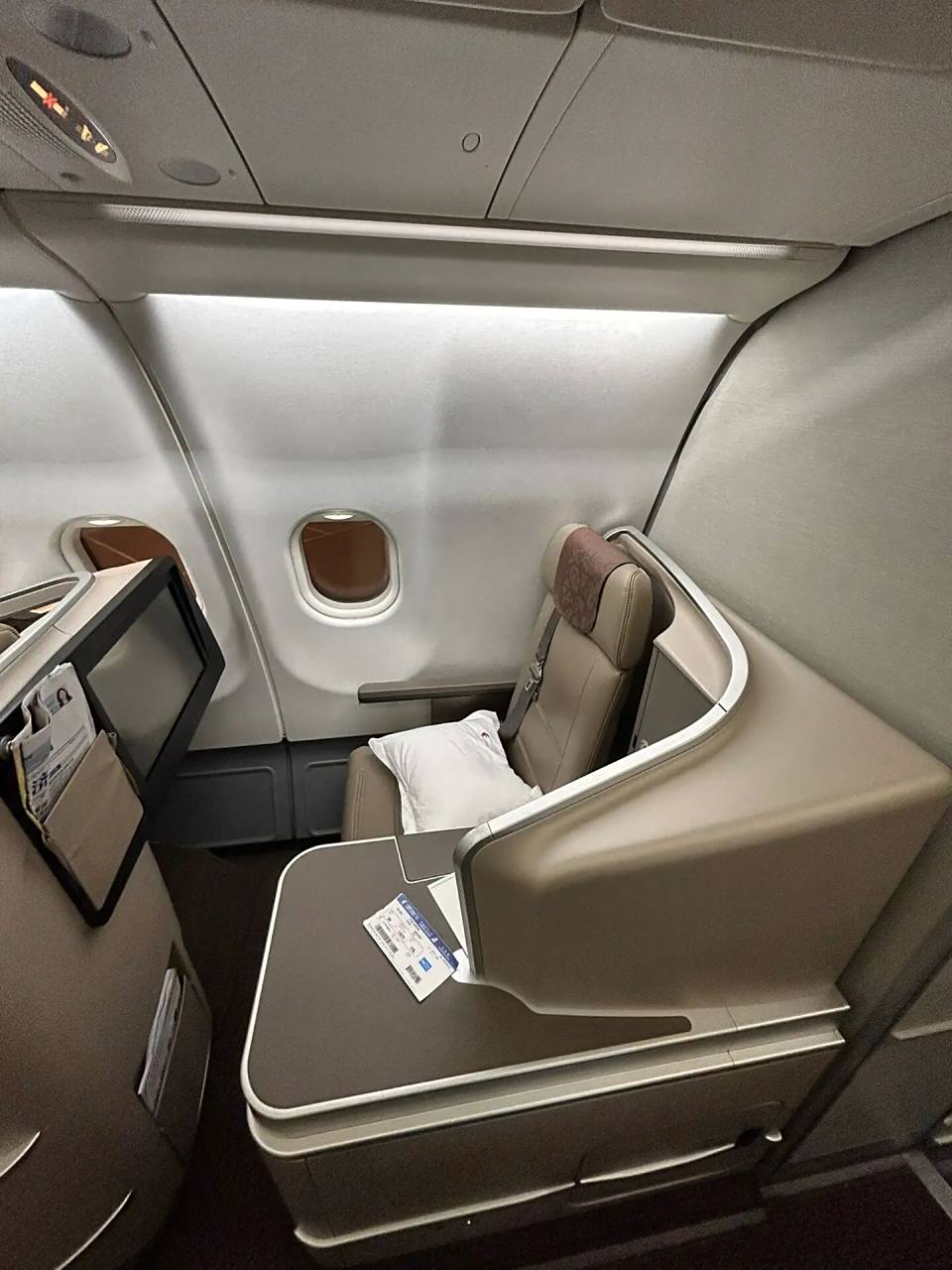 东航a330-300 上海-深圳 公务舱体验 座位排布:鱼骨式1-2-1 空间体验