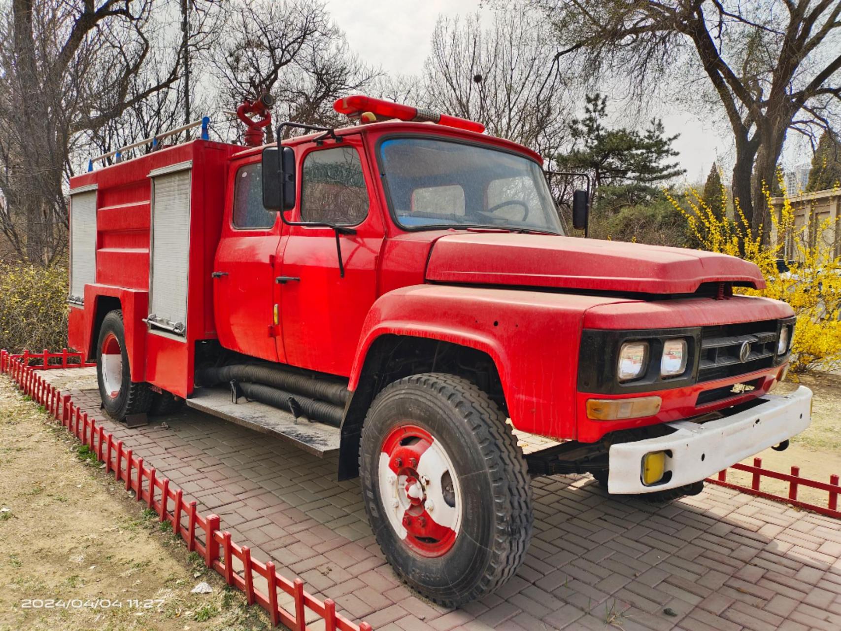 随拍在市消防主题公园里静态展示的老东风eq140天河3吨水罐消防车.