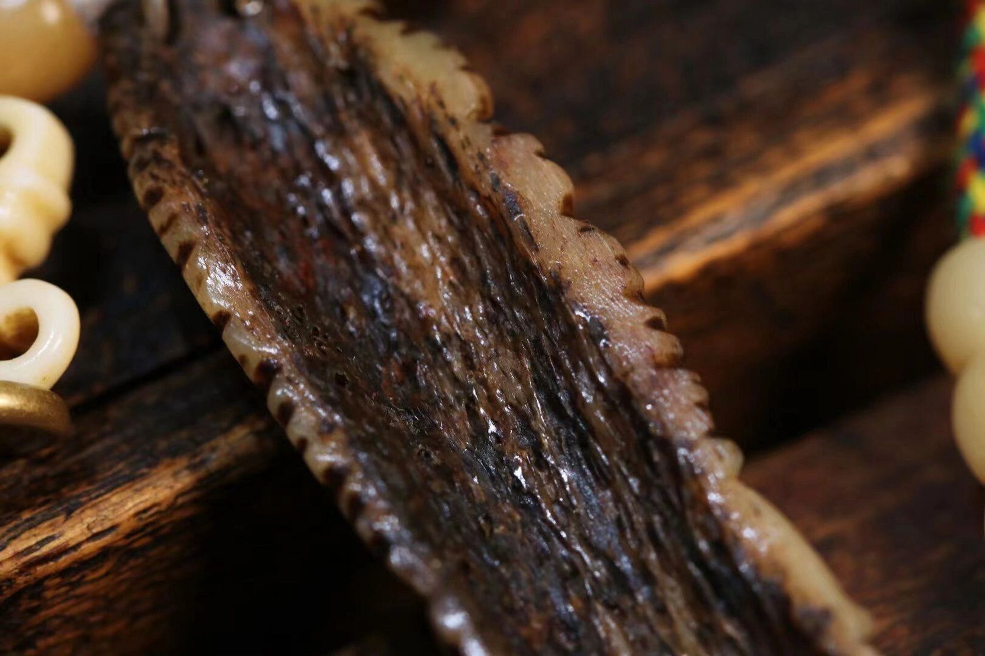 每一片法衣腿骨的形成依照宗教严格的仪轨,具有很高的收藏价值.