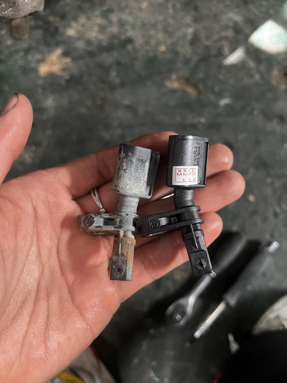 大众新捷达故障 右前转速传感器,电气故障 更换新的传感器解决问题