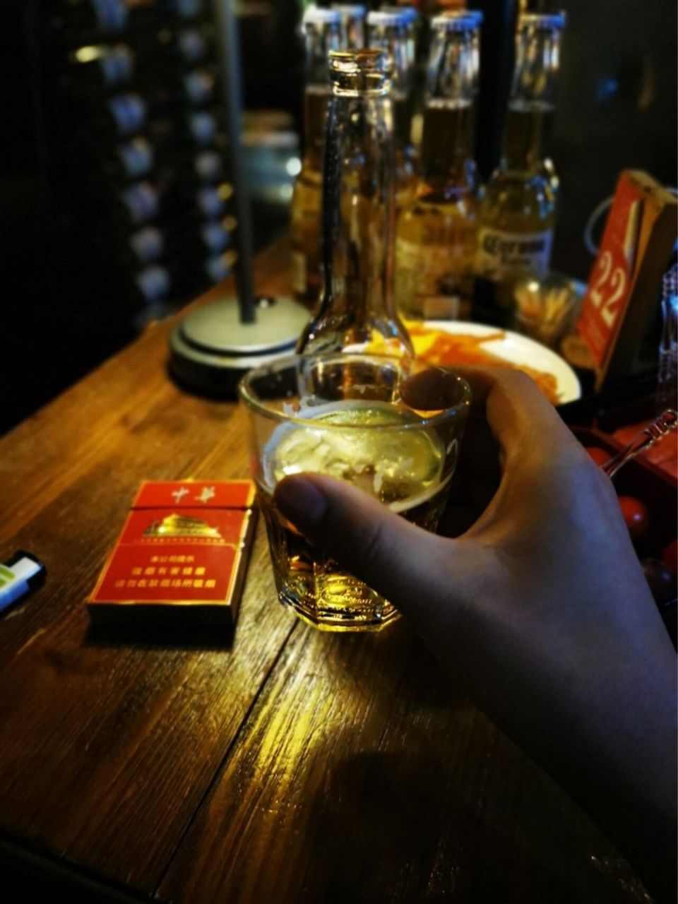 一个人喝酒照片 97夜幕低垂,微风轻拂,这是属于我一个人的静谧时光.