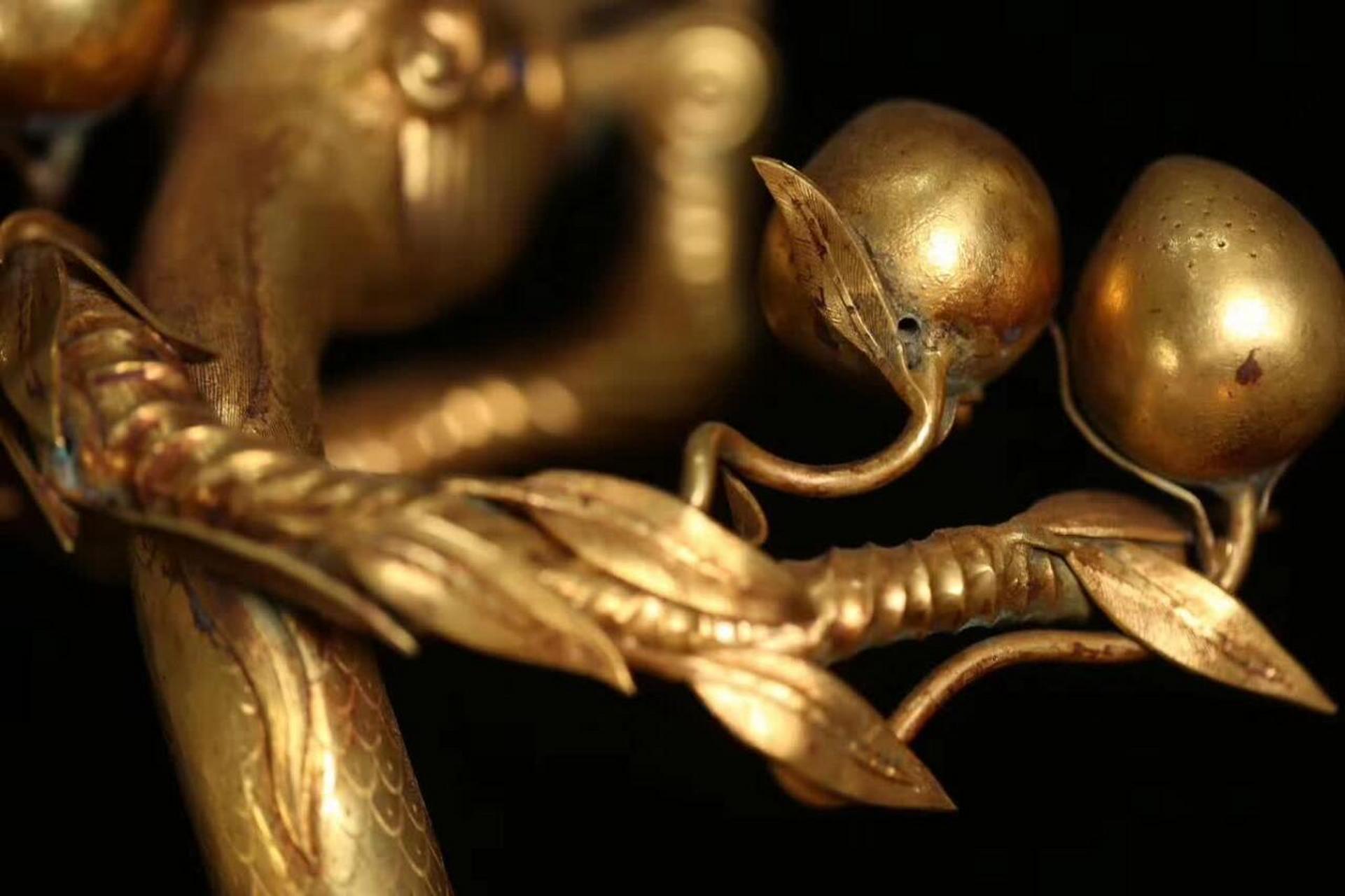 清代铜鎏金仙鹤烛台,以其超凡脱俗的姿态与精湛绝伦的工艺,成为了传世