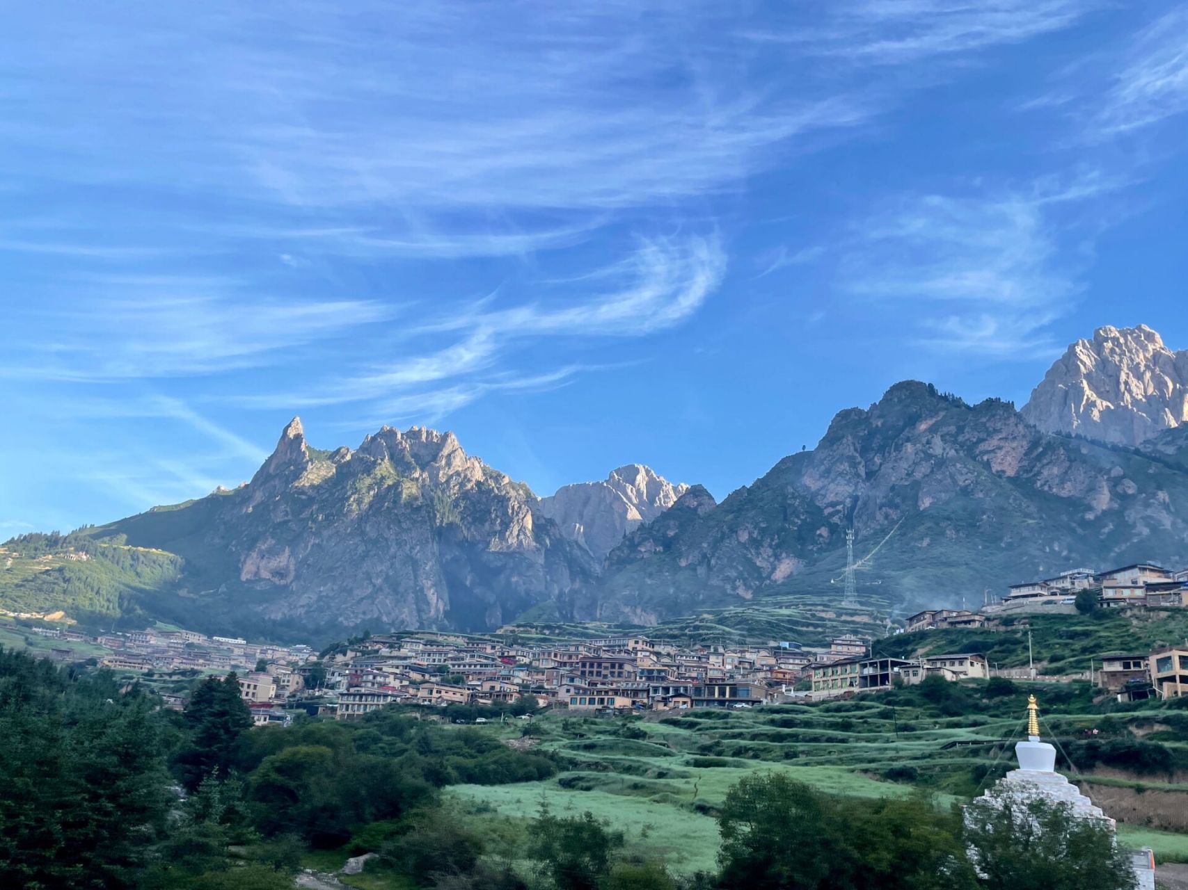 甘南——扎尕那旅游攻略 扎尕那是天然石头城,藏语意为"石匣子".