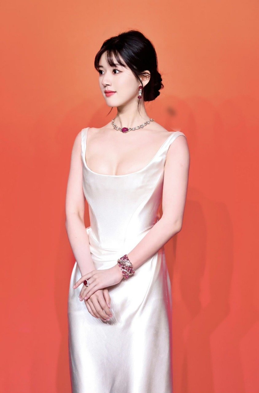 赵露思的胸也是收放自如