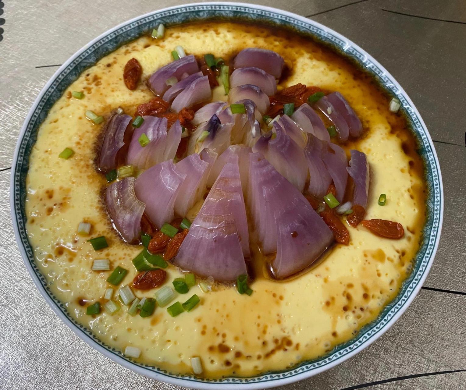 洋葱也可以这样吃,洋葱蒸蛋 最近票圈看到好多人家里都有吃不完的洋葱