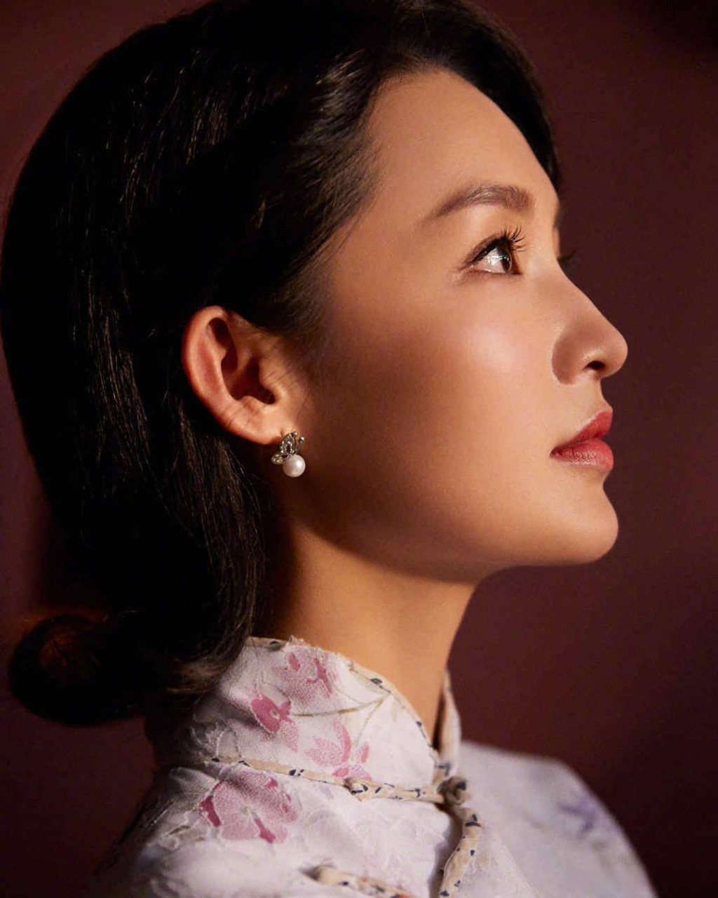 李沁穿旗袍,造型优雅端庄,气质温婉!
