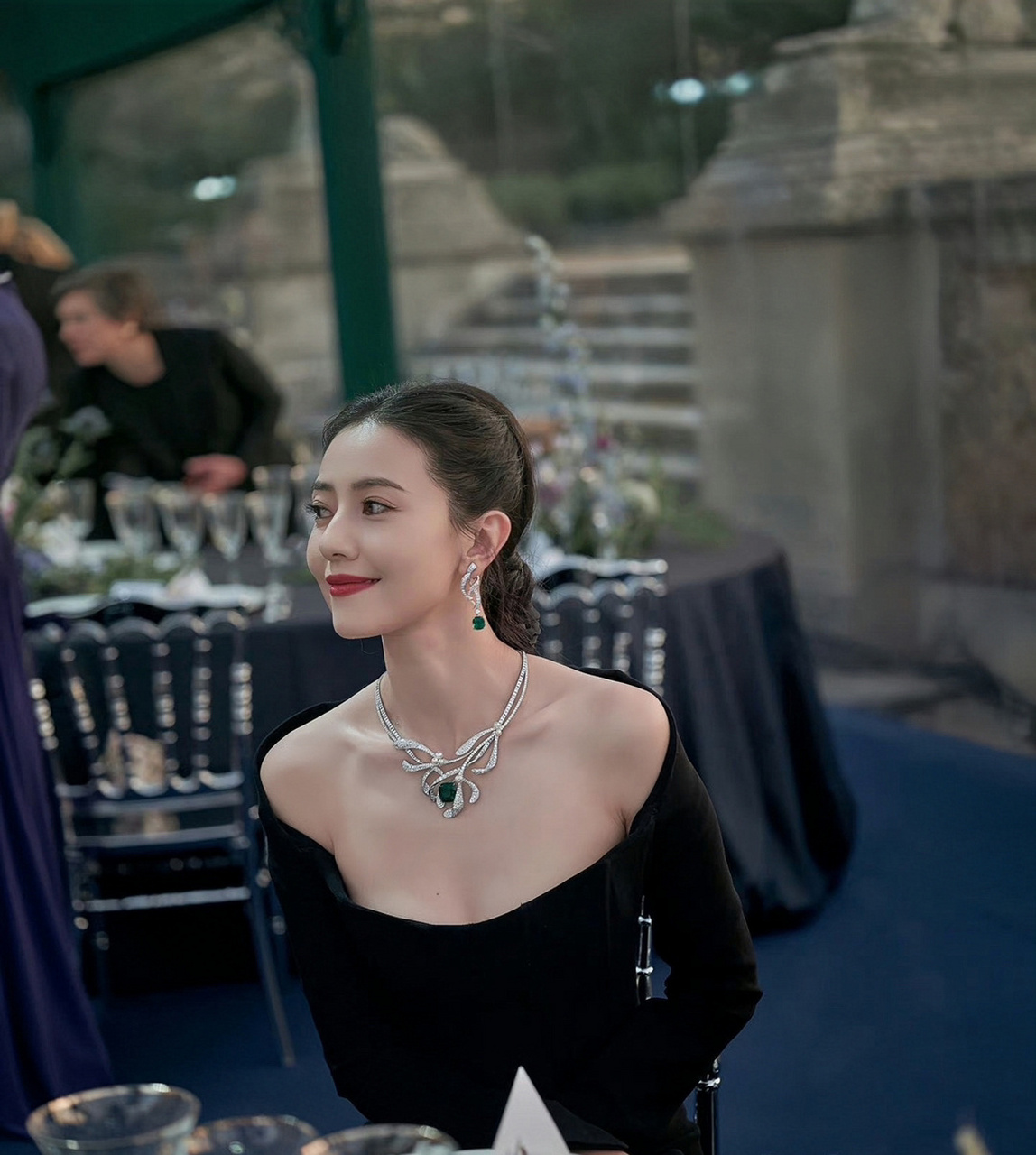 高圆圆这套黑色礼服搭配项链,气质无与伦比