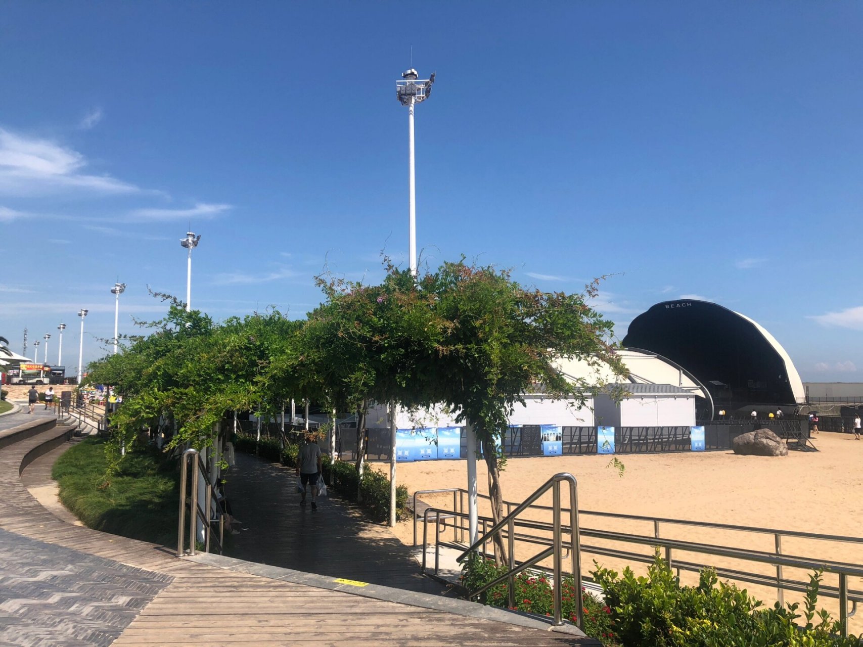 上海的海滩   奉贤 碧海金沙,门票64/人,里面的接驳车没必要买票,直接