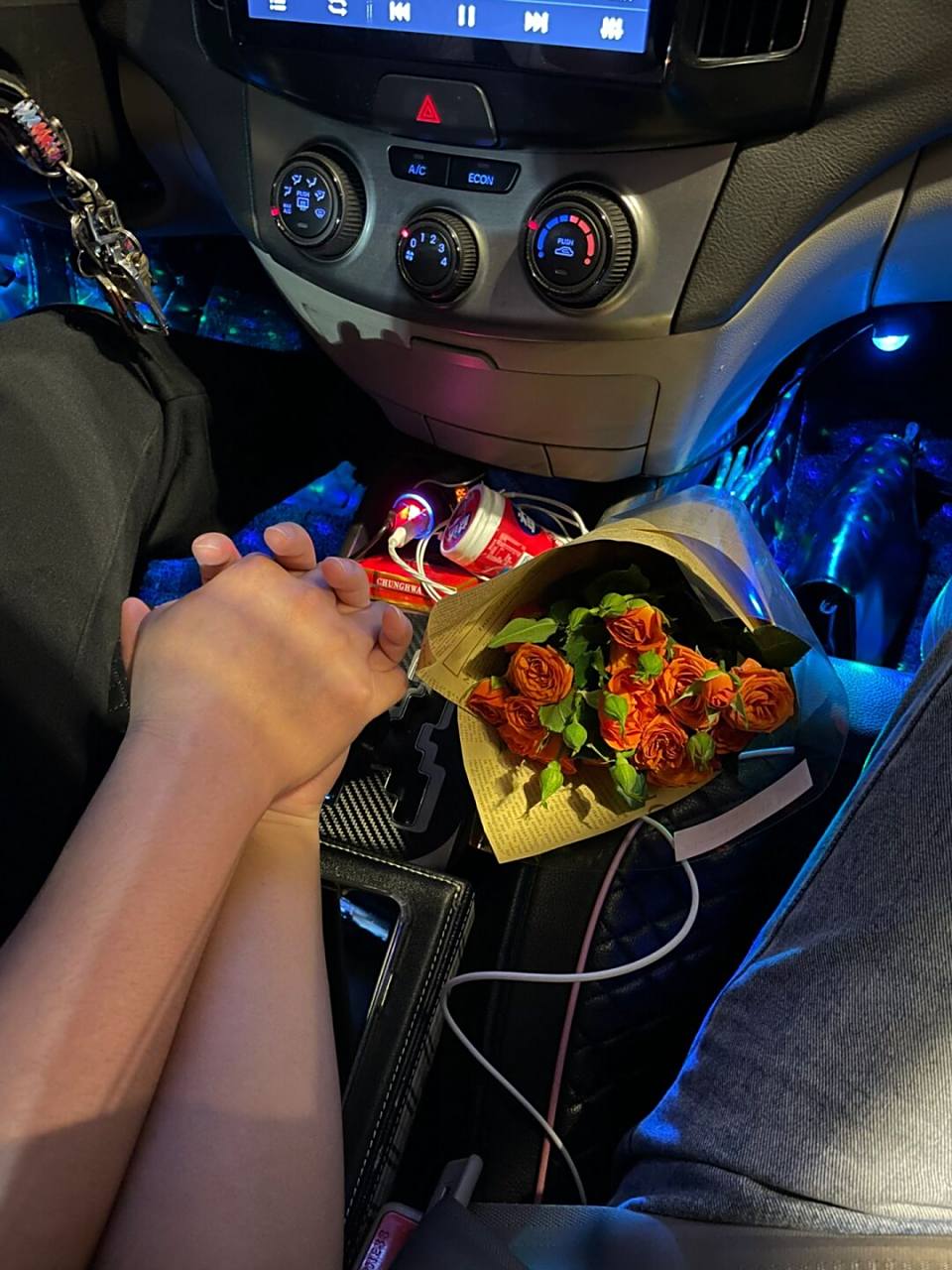 对这样的男朋友 无法自拔呀 不管去什么地方 上车了以后 他都会