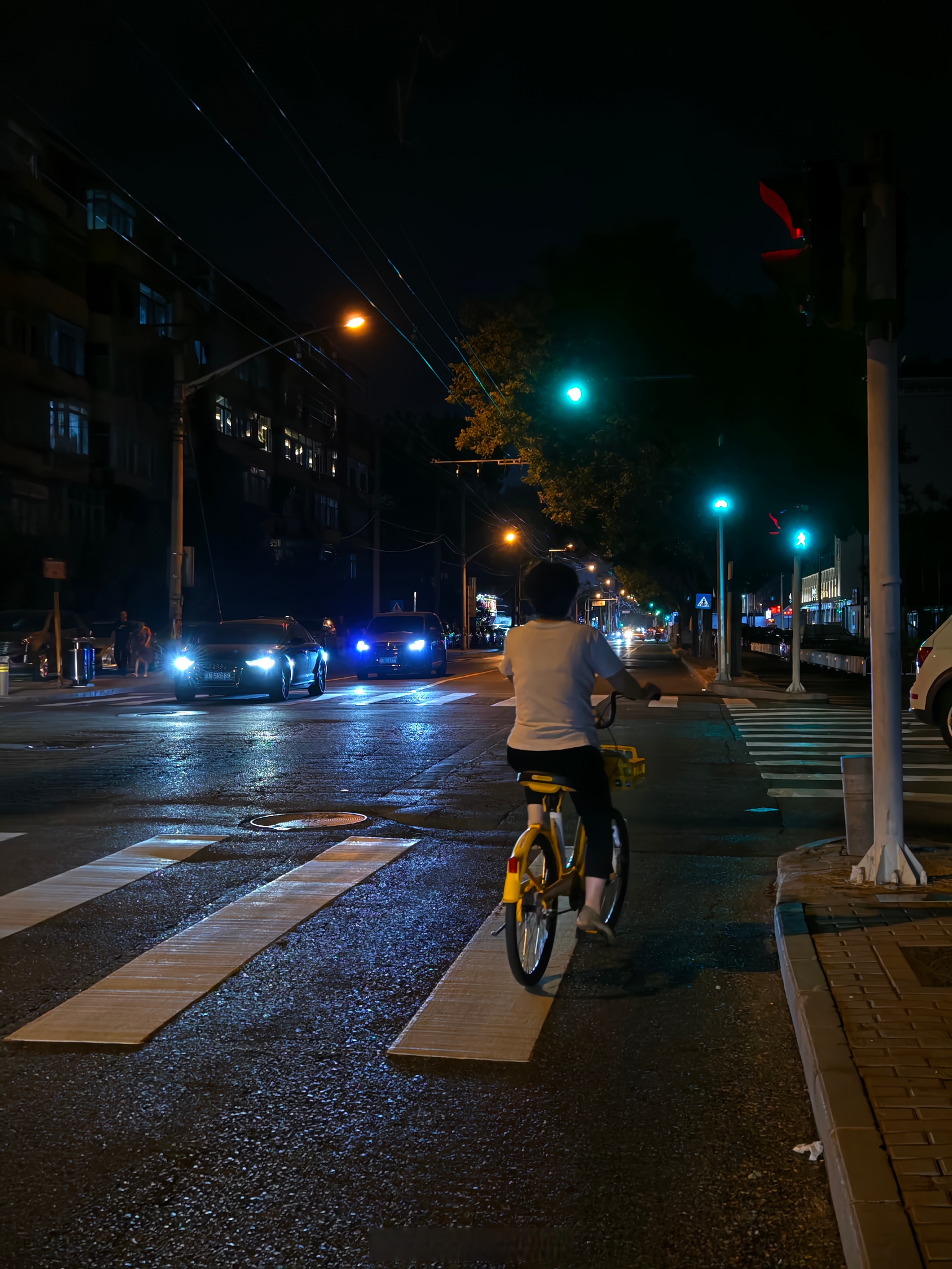 晚上下班骑车的图片晚上骑电动车路上图片路人下晚班图片夜晚在路上