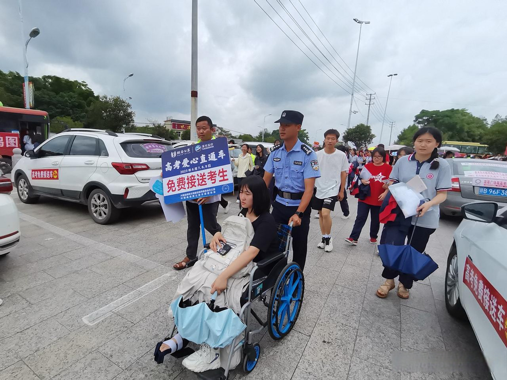 6月7日,兴国县将军中学考点一考生因腿部骨折无法正常行走,需坐轮椅进