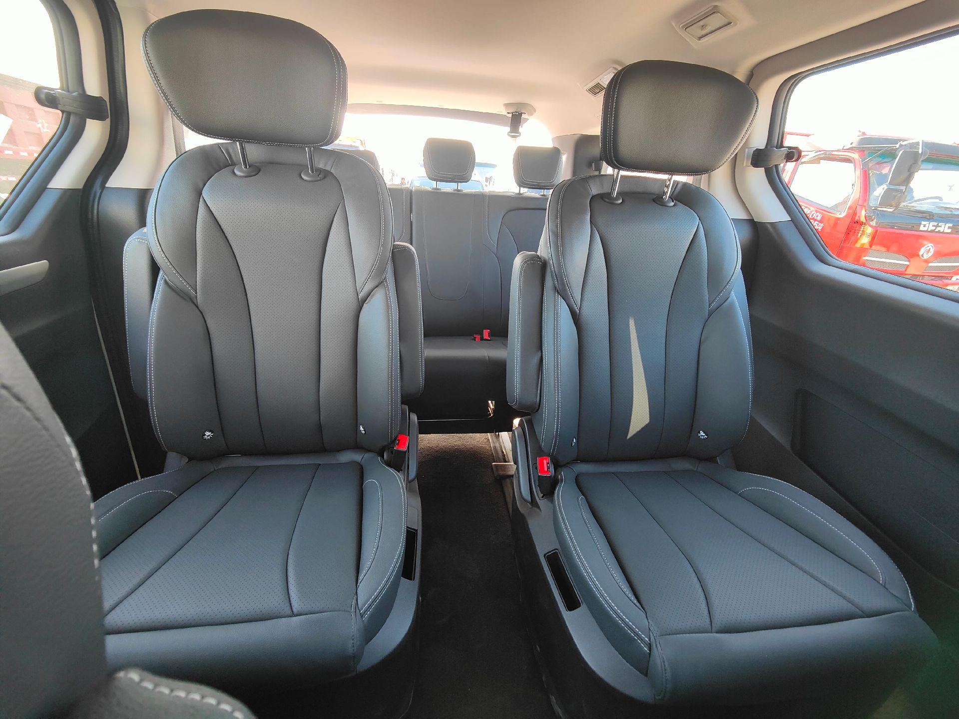 作为全系新增入门版本,大通g20 es在前脸设计方面使用尺寸有所减小的