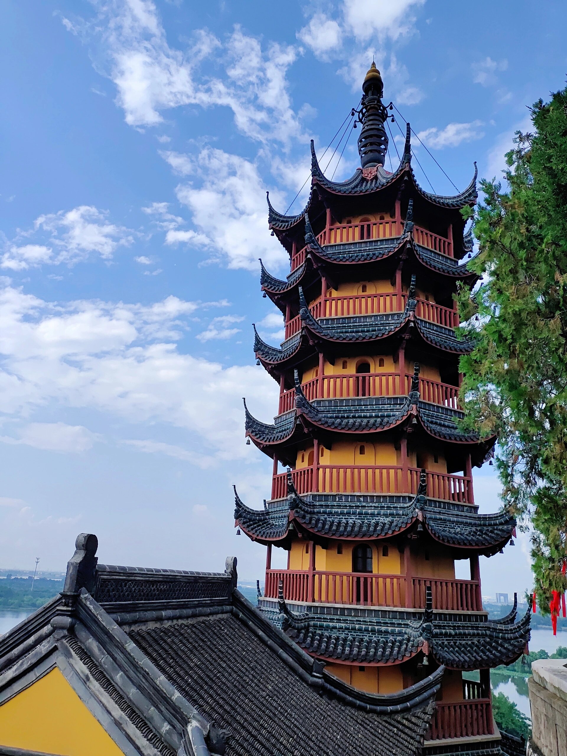 镇江三山(金山) 镇江三山之一的金山寺又名江天禅寺,始建于东晋时期