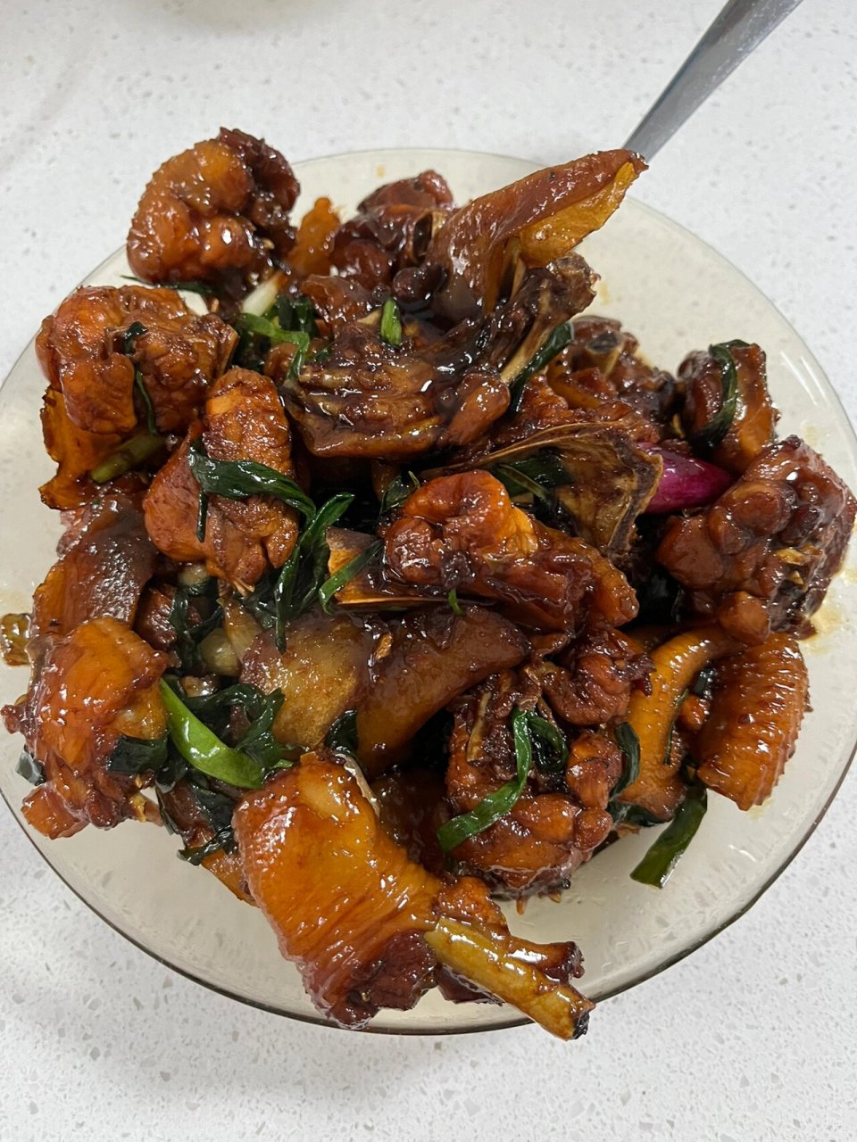 客家黄酒炒鸡 材料:半只鸡,一碗客家黄酒,一大块姜切片,葱段若干,一勺