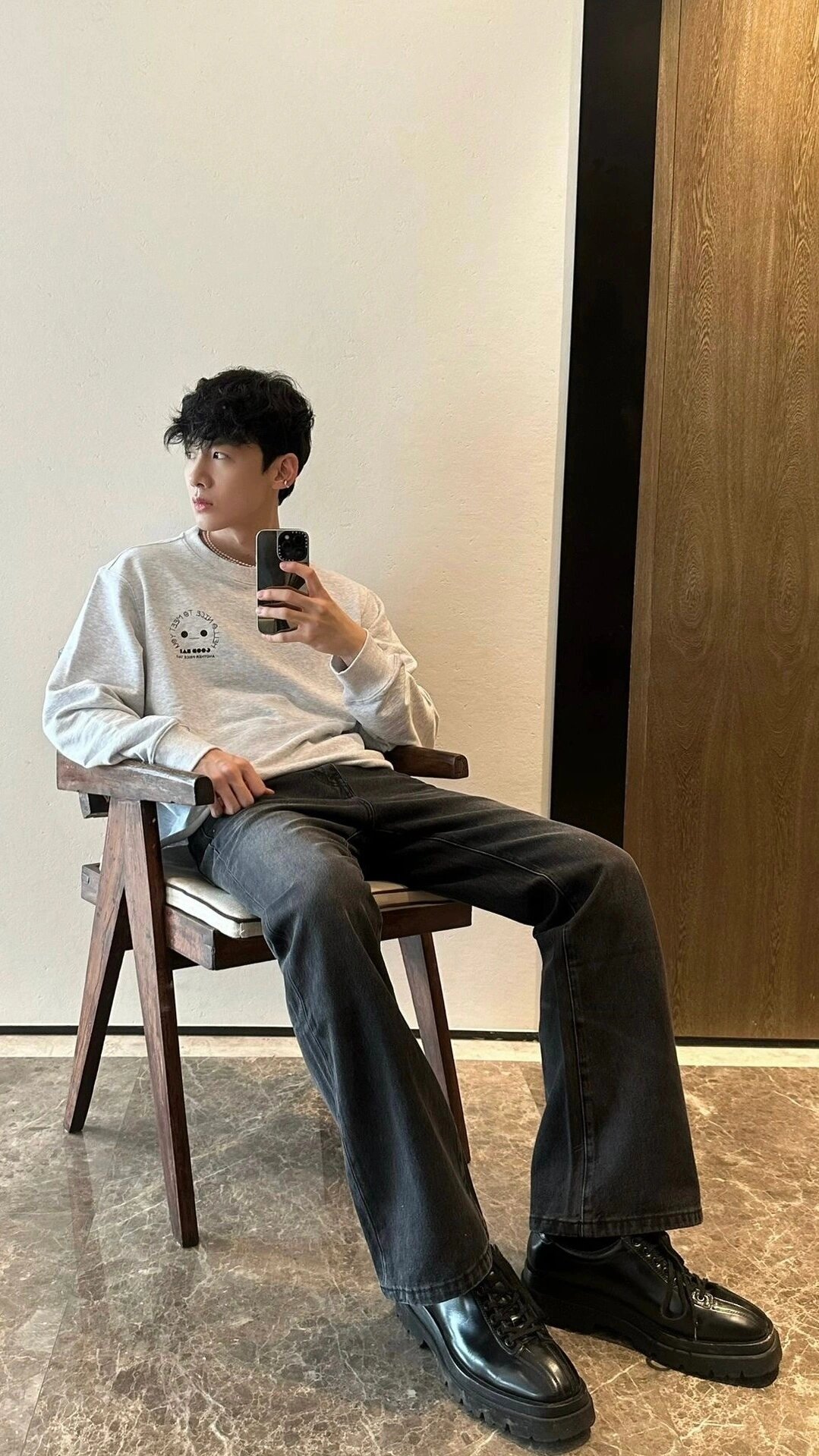 白敬亭的大长腿 每一张都适合当壁纸 我白的腿长两米