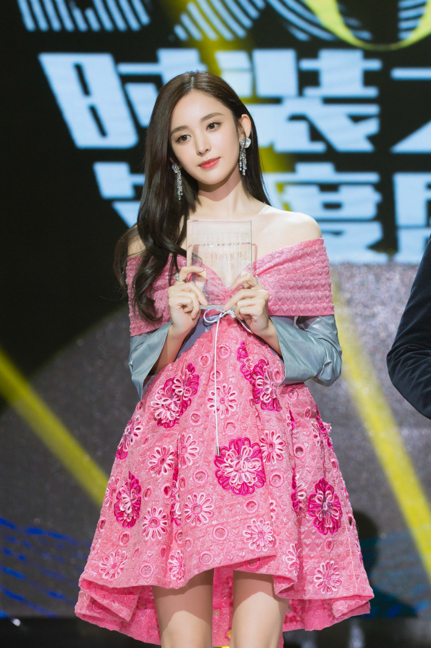 古力娜扎粉色短裙红毯造型图集:明艳秀美,长腿迷人.