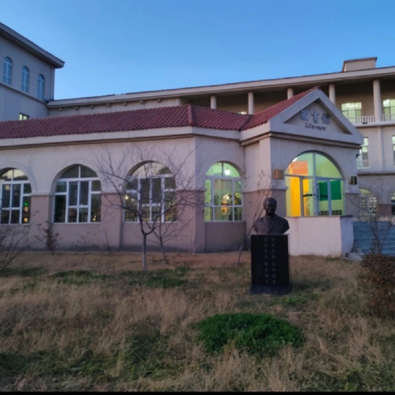 区一座美丽而有僻静的一所医学院,他是沈阳何氏眼科旗下的一所医学院