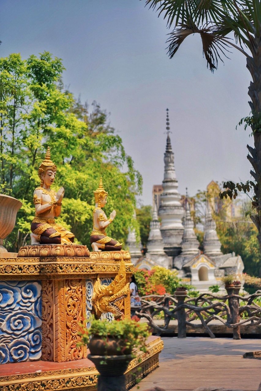 曼听公园内一座仿建的"曼飞龙白塔",真品在离景洪40公里处的大勐龙坝