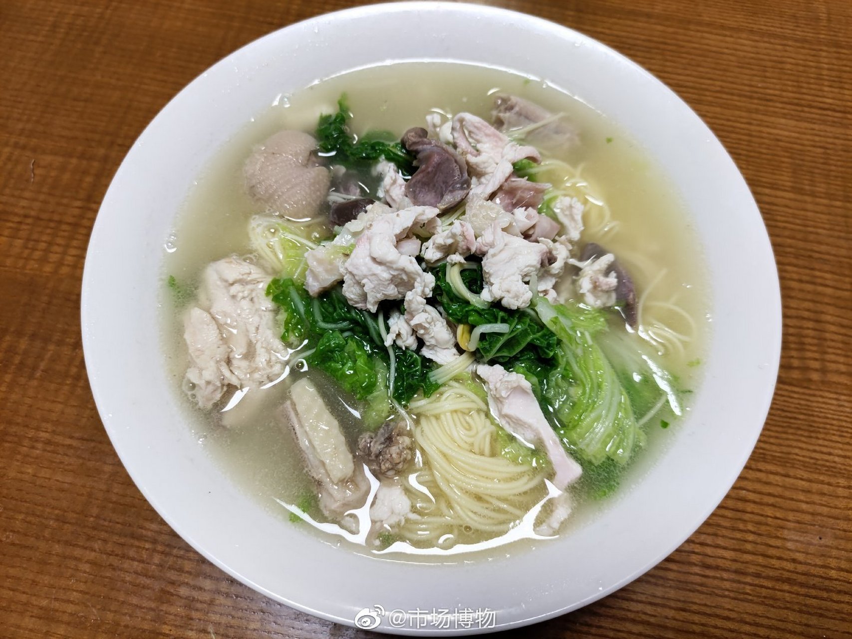 宵夜,鸡丝白菜鸡汤面.用家里养的鸡骨头熬的黄豆芽鸡汤,很鲜美.