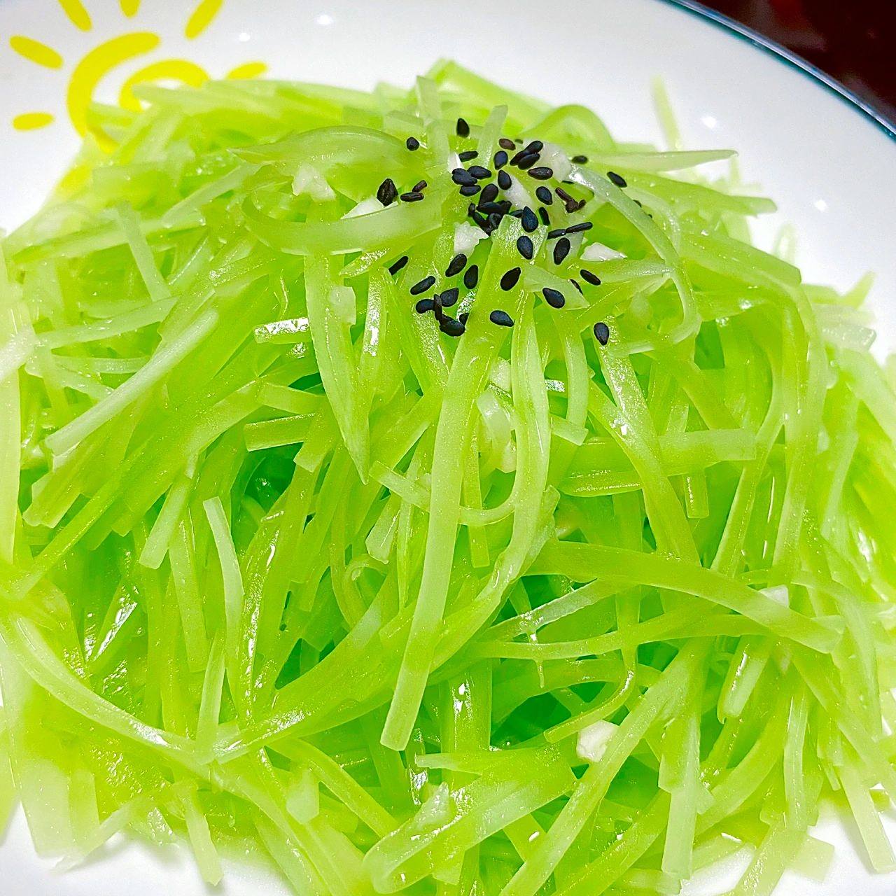 06食材:莴笋 蒜 	 03做法: 16615莴笋削皮切成丝