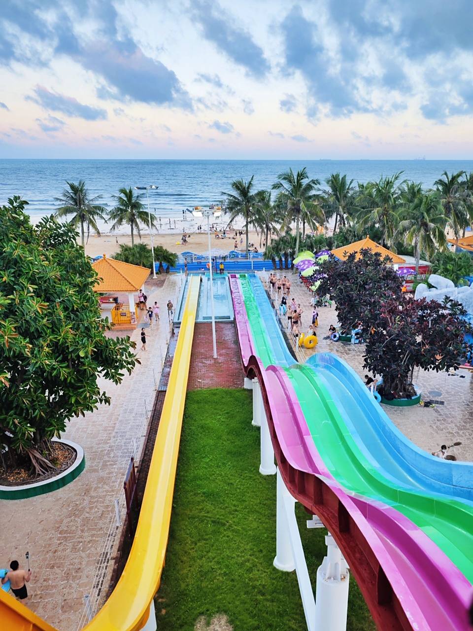 阳江大角湾|面朝大海的水上乐园92 一边是湛蓝的大海 一边是大型水