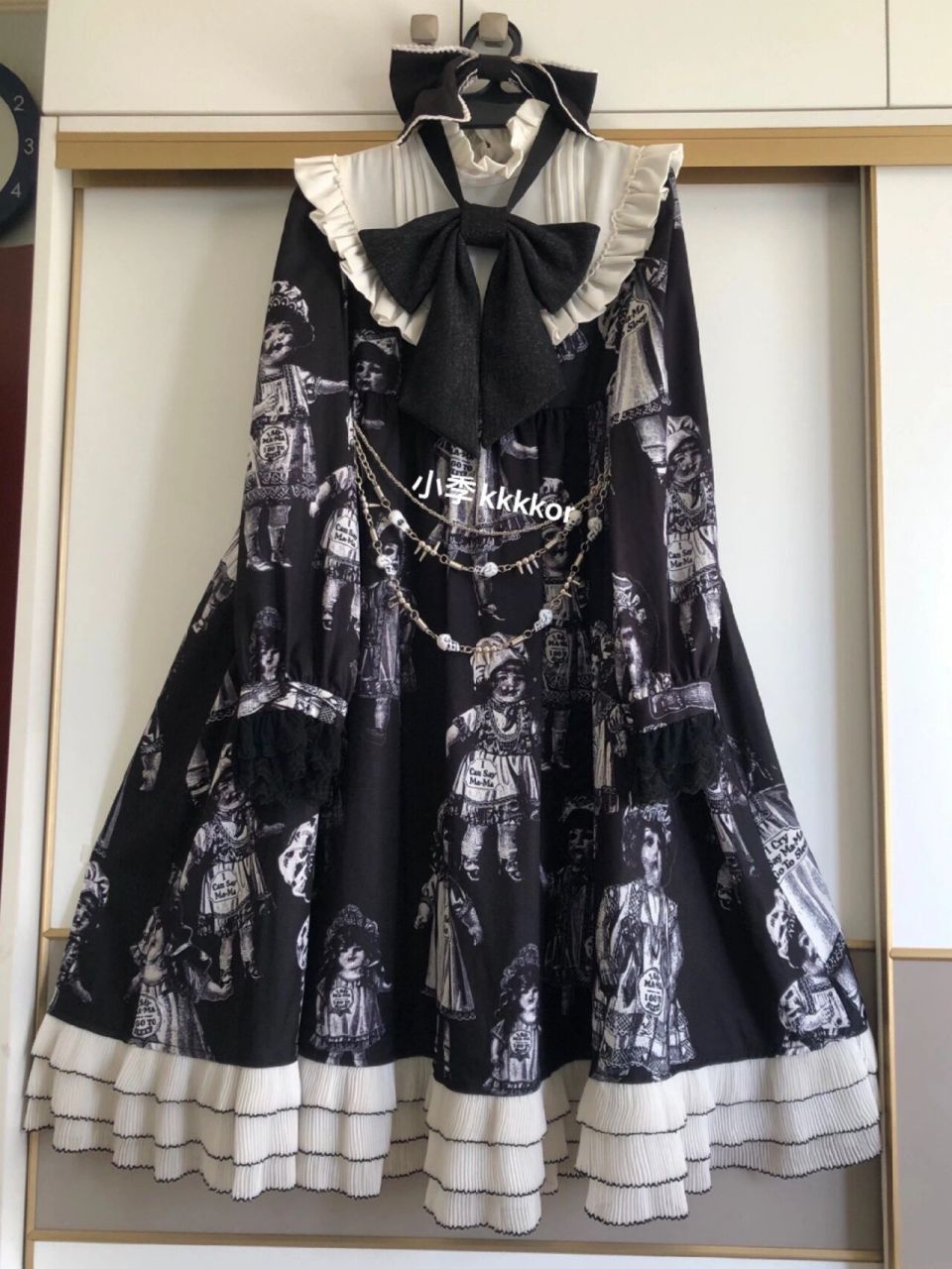 《每天认识一条裙子》报纸娃娃 初代一团版op～比后面黑蕾丝裙摆版本