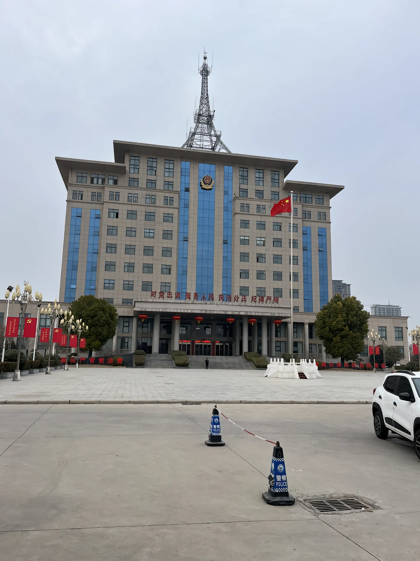 可怜我那身体赢弱,憨厚朴实善良的傻哥哥,带走时鞋子都没穿