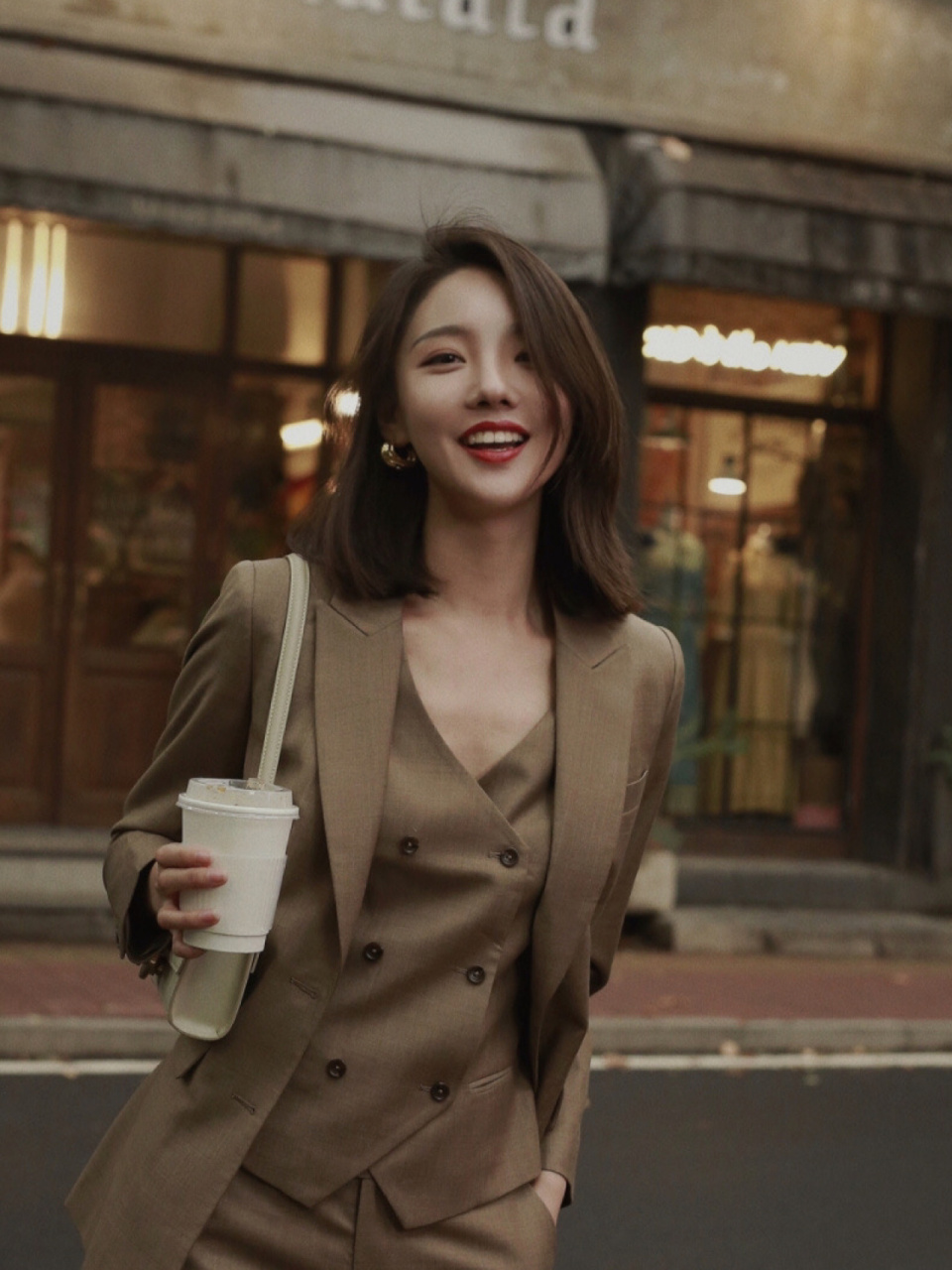 2022年最流行女士中发发型推荐 女士齐肩发 给大家推荐这款清爽锁骨发