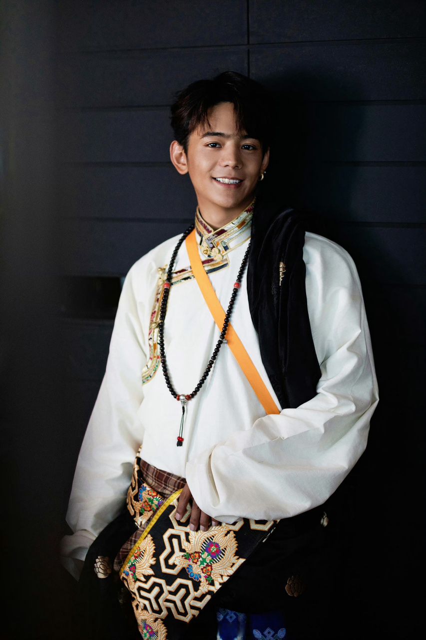 丁真还是那个拥有朴素动人笑容,热爱家乡的少年,期