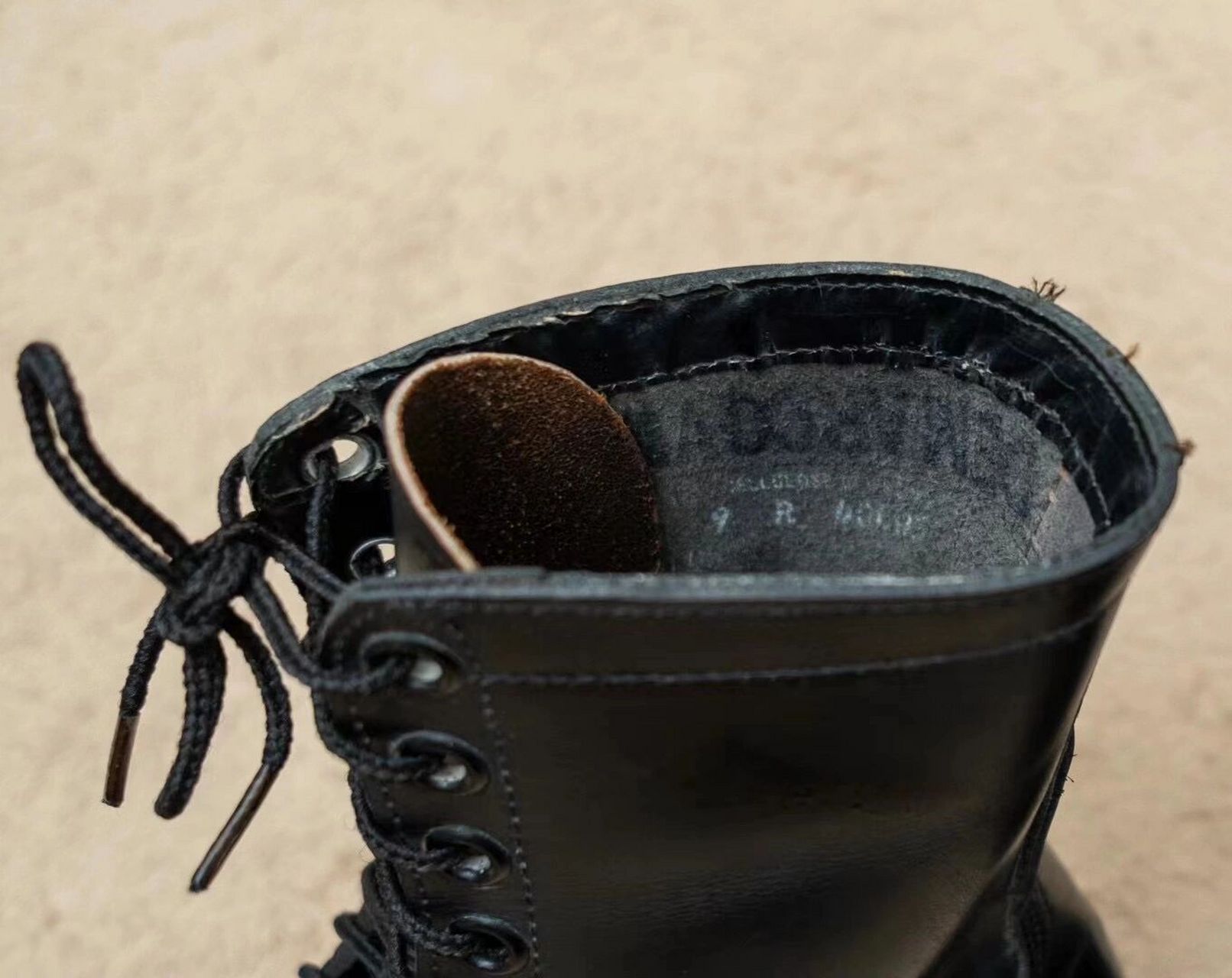 越战早期的leather combat boots,主要在1965年到1966年初配发驻越