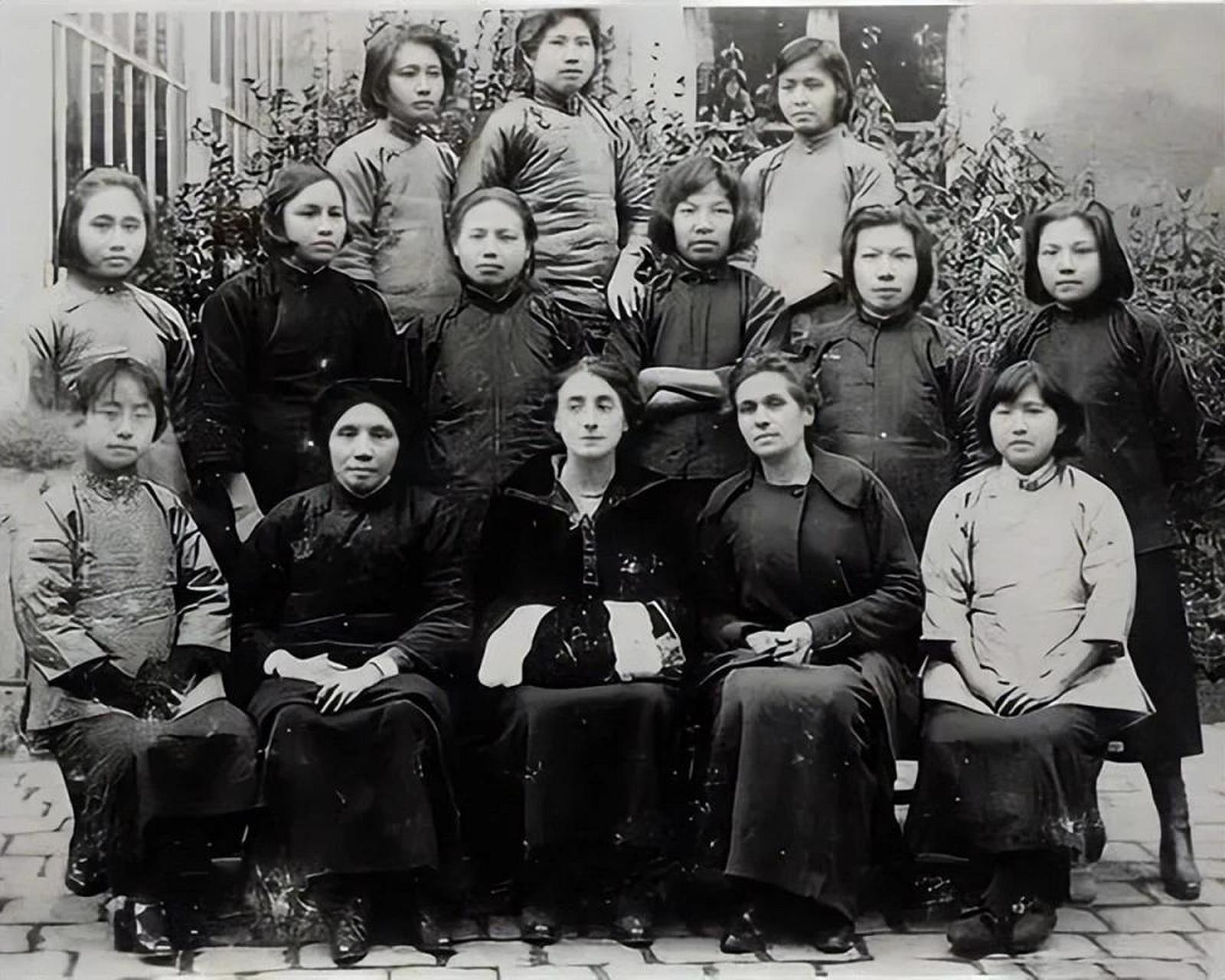 在辛亥革命中,许多女性冲锋在前.