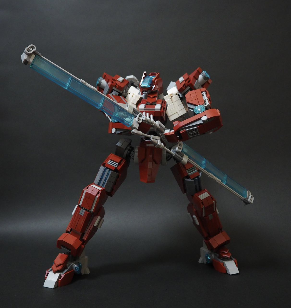 手持双刀的大型乐高机甲 大家好~今天给大家分享的是yotsuya制作的